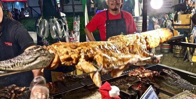 泰国小伙街头卖烤鳄鱼，每天限量2条，都是老顾客，卖完就收摊！
