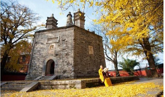 四川香火最旺的寺庙，有1300多年历史，有“西来第一禅林”之誉