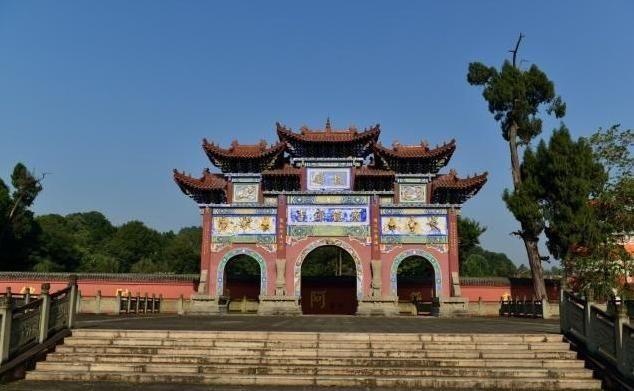 四川香火最旺的寺庙，有1300多年历史，有“西来第一禅林”之誉