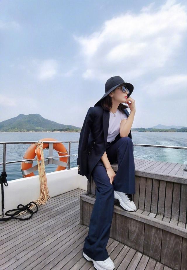 42岁刘涛太迷人，穿双排扣西装戴渔夫帽，双手插兜霸气似女王