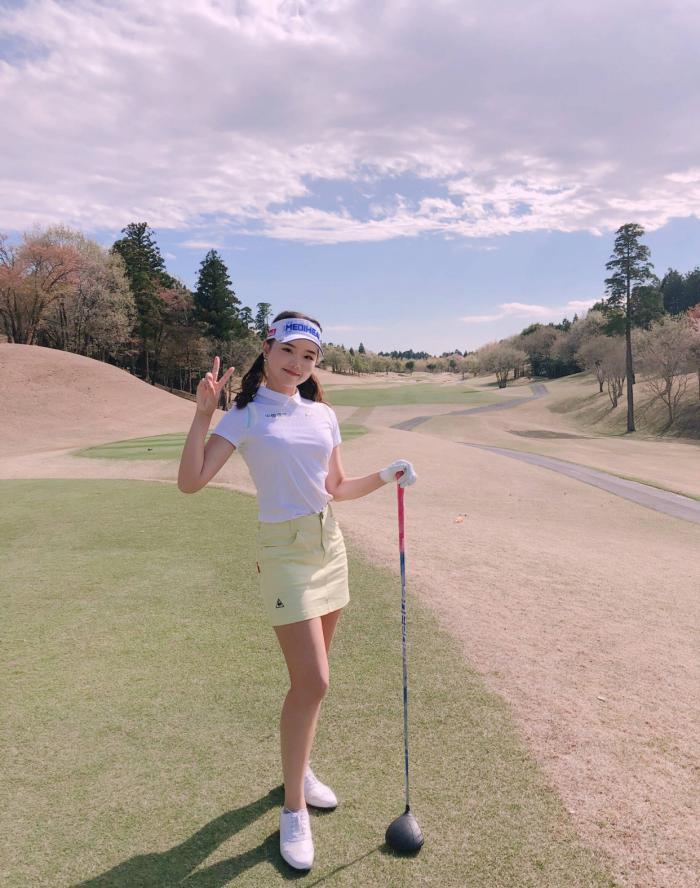 她是22岁中国高尔夫球女神，生在日本选中国籍，网友：国人骄傲