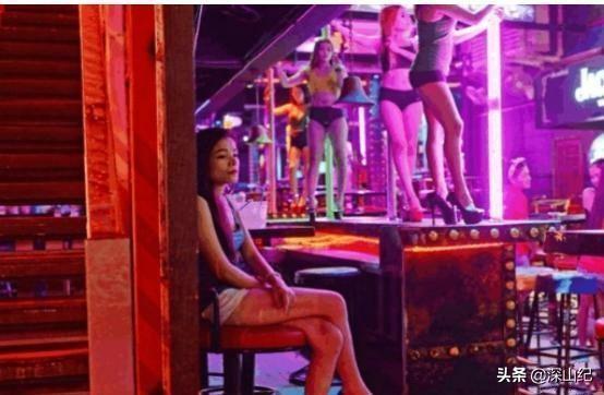 泰国酒吧“美女”聚集，却没人敢上前搭讪，向导游请教后我懂了