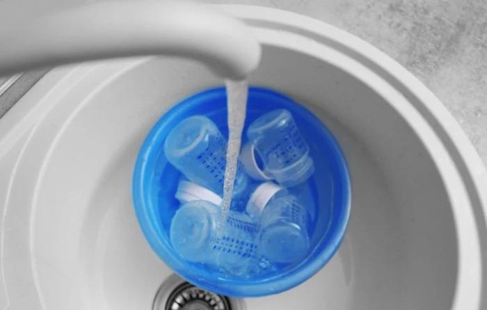 奶瓶清洁或消毒不彻底，小心宝宝喝下的全是细菌！