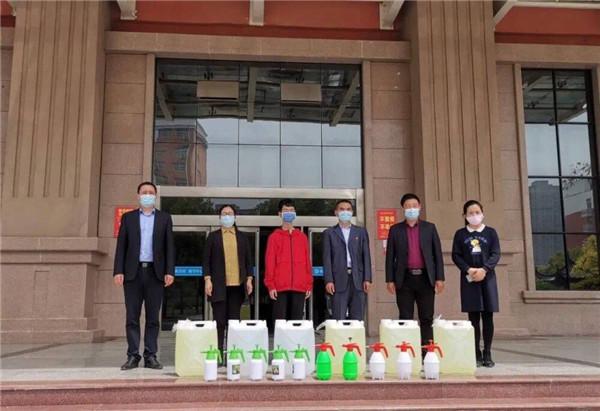 河南商丘工学院机械工程学院学生张晋哲向学校捐赠抗疫物资