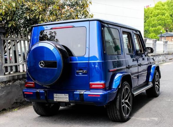 320万元落地奔驰G63，宝石蓝，随车附送的奔驰电动三轮车很炫酷