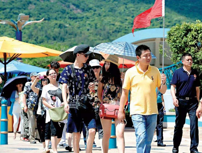 旅行团的导游为什么不和游客一起吃饭？原因与我们想的差别太大