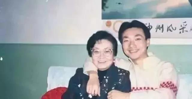 央视主持康辉,因一件事令重病父母遗憾离世,如今消失107天去哪了?