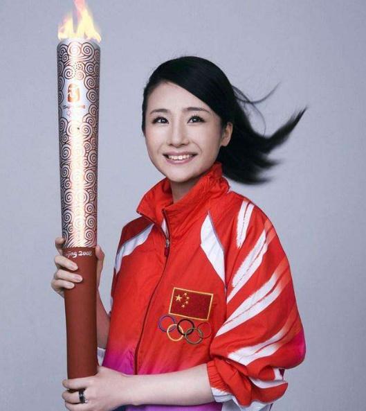 她是中国跳水队第一美女，16岁拿奥运冠军，为救治母亲进娱乐圈