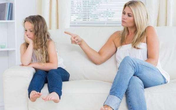 “你家孩子怎么不喊人啊？”有人当面批评孩子，生气不如“回怼”