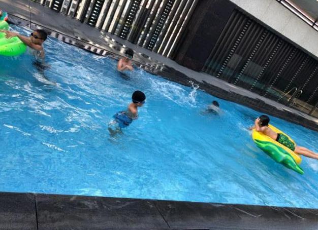 Kimi迎来10岁生日，林志颖在家中为儿子开派对庆生游泳池超豪华