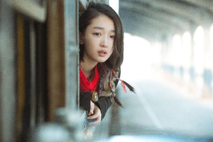 周冬雨告别合作5年的经纪公司，28岁的她，为何这么有底气？
