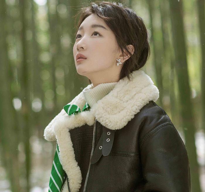 周冬雨告别合作5年的经纪公司，28岁的她，为何这么有底气？