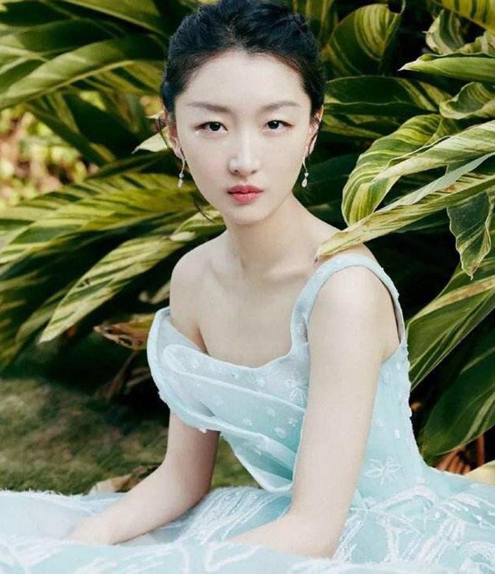 周冬雨告别合作5年的经纪公司，28岁的她，为何这么有底气？