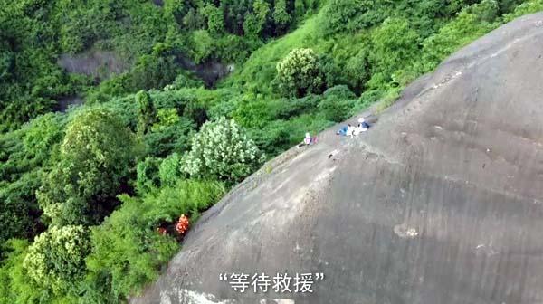 一家人登上巨石却发现上不去也下不来, 等待消防救援