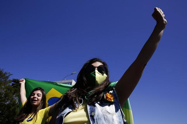 确诊超10万，巴西疫情失控，总统带头仍上街集会，还指责州长封城
