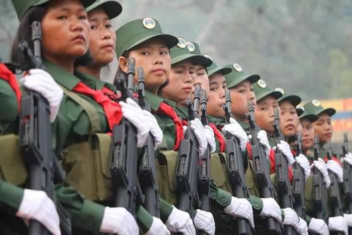 缅甸佤邦的女兵 踏着中式步伐参加阅兵