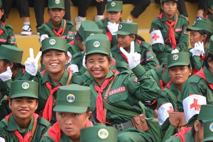缅甸佤邦的女兵 踏着中式步伐参加阅兵
