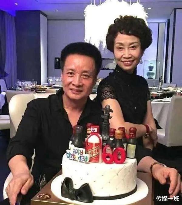 与妻子抗癌15年不离不弃，《小白杨》原唱阎维文的模范爱情故事