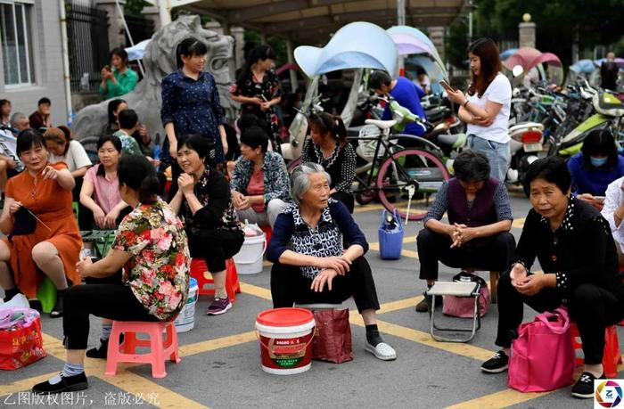 高考倒计时2个月，高考镇集中送餐不复存在，陪读家长不准出镇