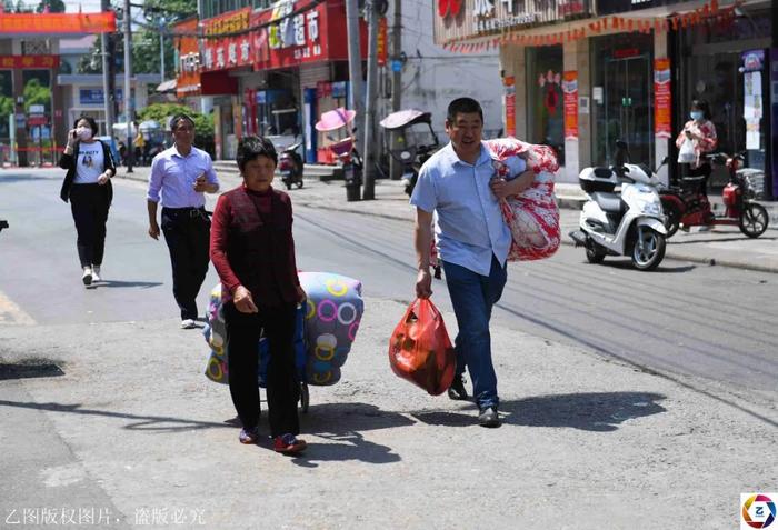 高考倒计时2个月，高考镇集中送餐不复存在，陪读家长不准出镇