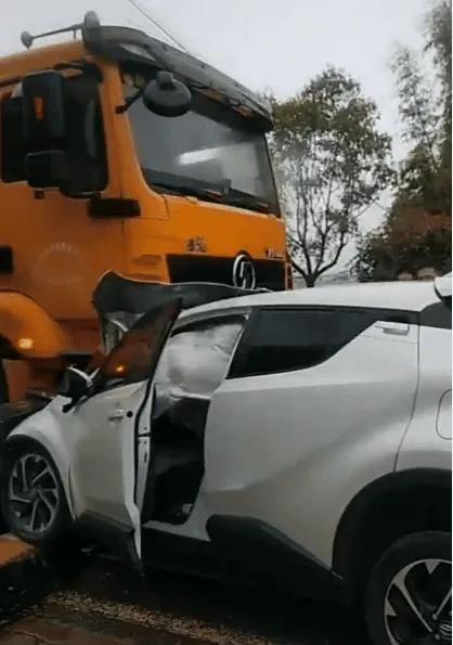 丰田奕泽正面撞上土方车，这表现，网友：难怪会是中保研第一的车