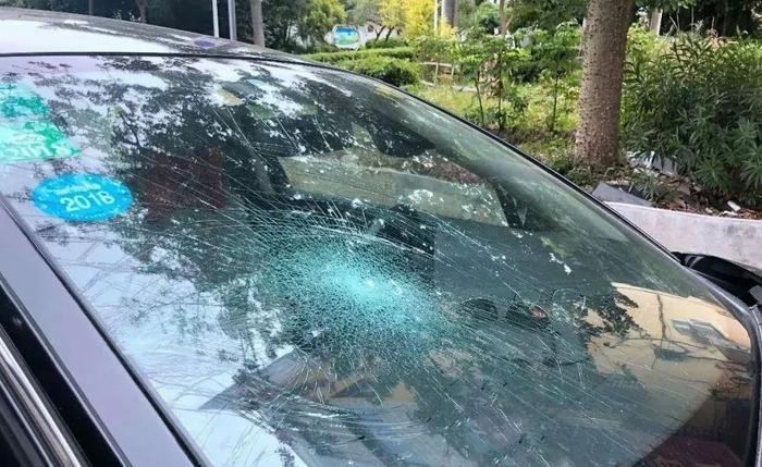 汽车玻璃被砸，保险公司却拒绝赔偿？这样报保险