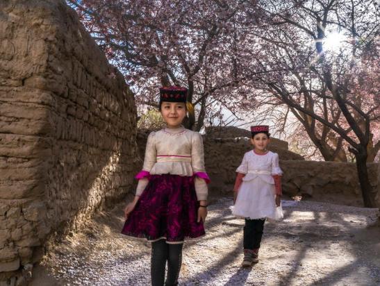 新疆最“小气”县城，跨越3个国家，美女众多却不准外嫁