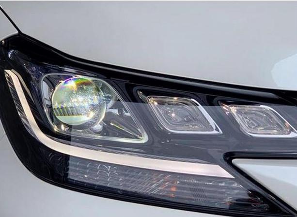 新款丰田锐志，矩阵LED大灯，搭3.0升引擎，说实话比凯美瑞帅！
