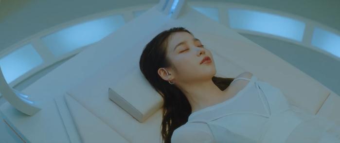 IU、闵玧其新曲深层含义，悼念雪莉、金钟铉，IU湿发造型怀念雪莉