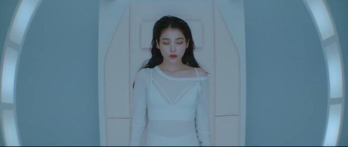 IU、闵玧其新曲深层含义，悼念雪莉、金钟铉，IU湿发造型怀念雪莉