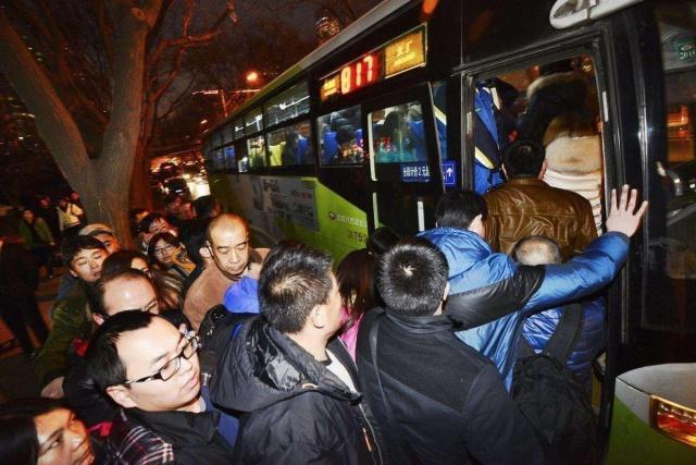 为什么公交车可以超载？挤100个人都没问题，交警也不会管