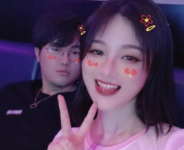 姿态移情别恋，支开老婆为了这个？粉丝：你老婆好看一点