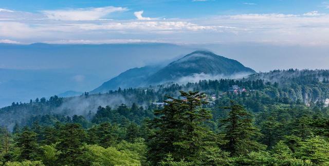 峨眉山：一山有四季，十里不同天