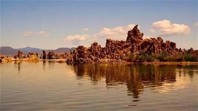 这个湖世界少有，湖中满是玛瑙宝石，却被本地人当成普通石头