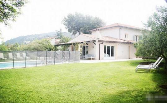 参观刘烨在法国的豪宅，住着原生态的别墅，户外有草坪大泳池