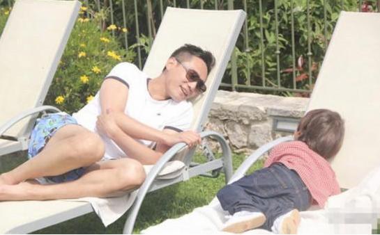 参观刘烨在法国的豪宅，住着原生态的别墅，户外有草坪大泳池