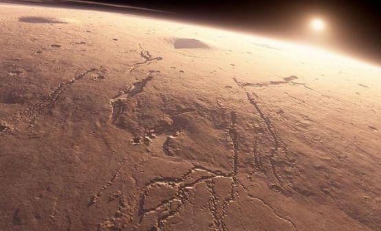 美国宇航局发布了三张，木卫二最清晰照片：表面细节惊人