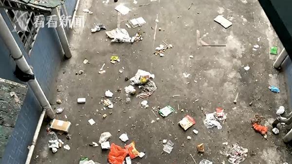 楼上住户每天高空扔垃圾长达两年 物业:没人承认