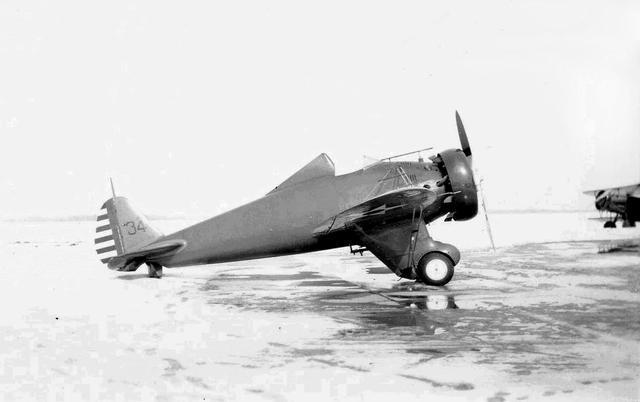 单翼机拥有着双翼机时代的特征，波音的“玩具枪”：P26战斗机