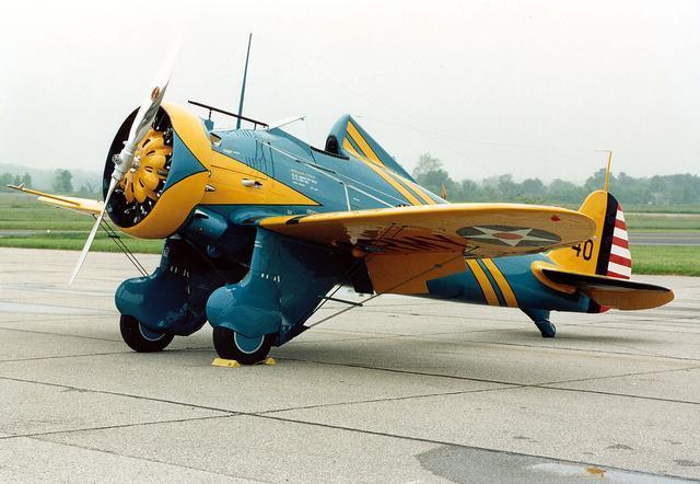 单翼机拥有着双翼机时代的特征，波音的“玩具枪”：P26战斗机