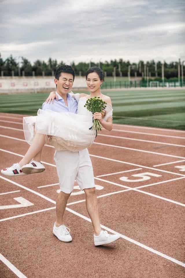 奥运冠军吴敏霞结婚三周年，丈夫张效诚高调表白，一家人十分幸福