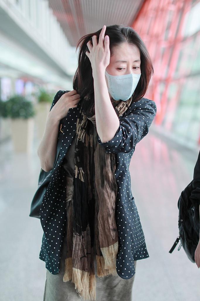 刘敏涛身材管理真好，穿波点西装配连衣裙走机场，真不像44岁的人