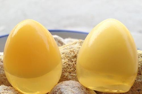 为什么皮蛋有黄色的有黑色的？这两种有什么区别？哪一种更营养