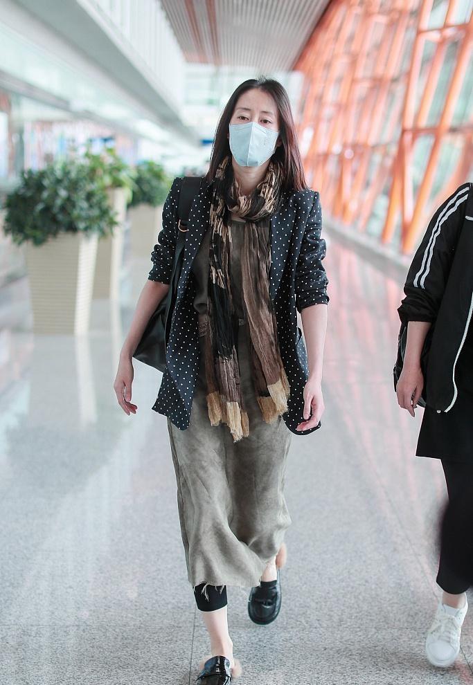 刘敏涛身材管理真好，穿波点西装配连衣裙走机场，真不像44岁的人