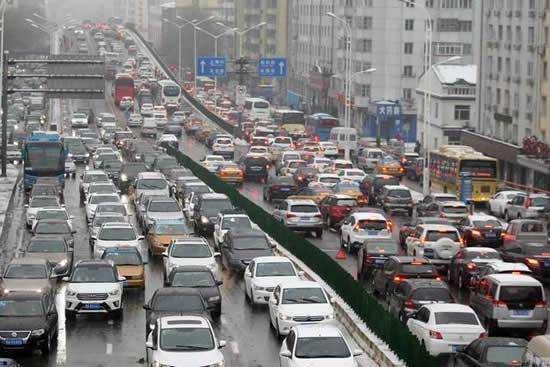 中国破纪录的一次堵车，100公里高速堵了22天，3万司机被困路上！