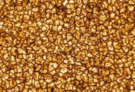 美国拍下太阳高清照片，遍布金黄色“颗粒物”，如同黄金一般