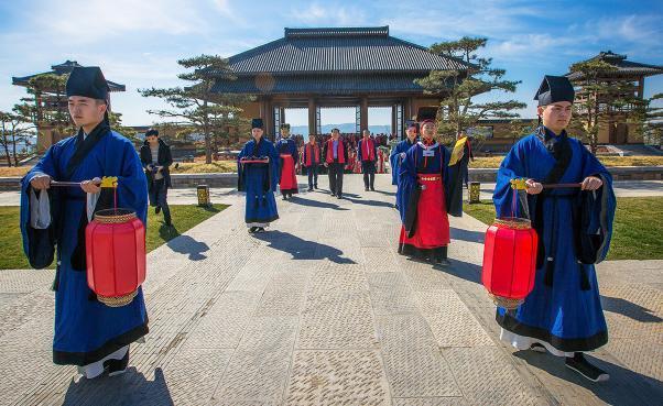 孔子故乡建起一座圣人雕像，像前台阶260级、像高72米属世界最高