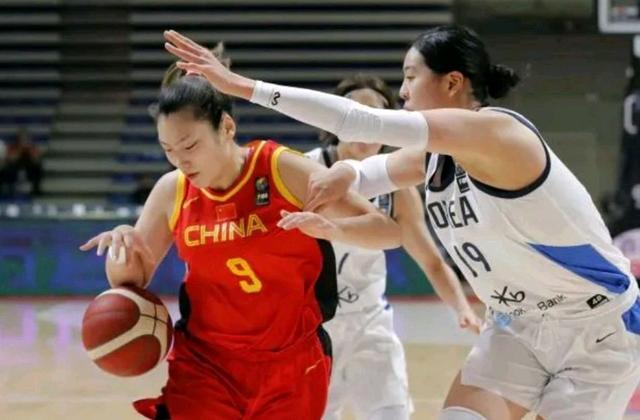 中国女篮备战亚洲杯！姚明送上特殊礼物，女版周琦害羞成笑点！