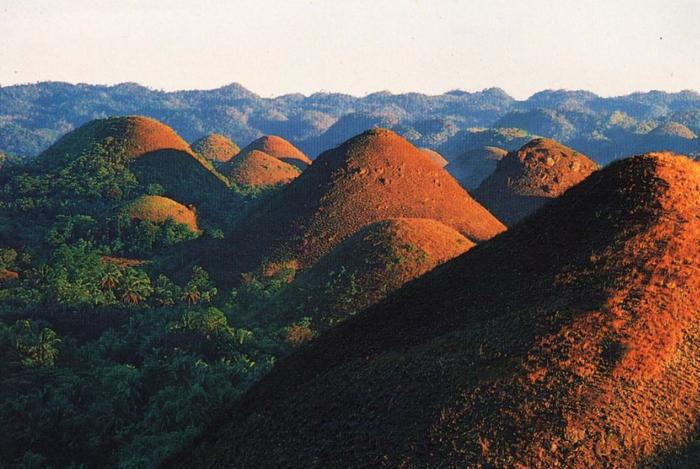 菲律宾最奇特的山峰群，不长树只长草，每到夏天就会变成巧克力山