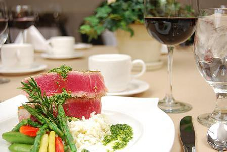 “多吃点”，别说eat more，很不礼貌！那该怎么说？